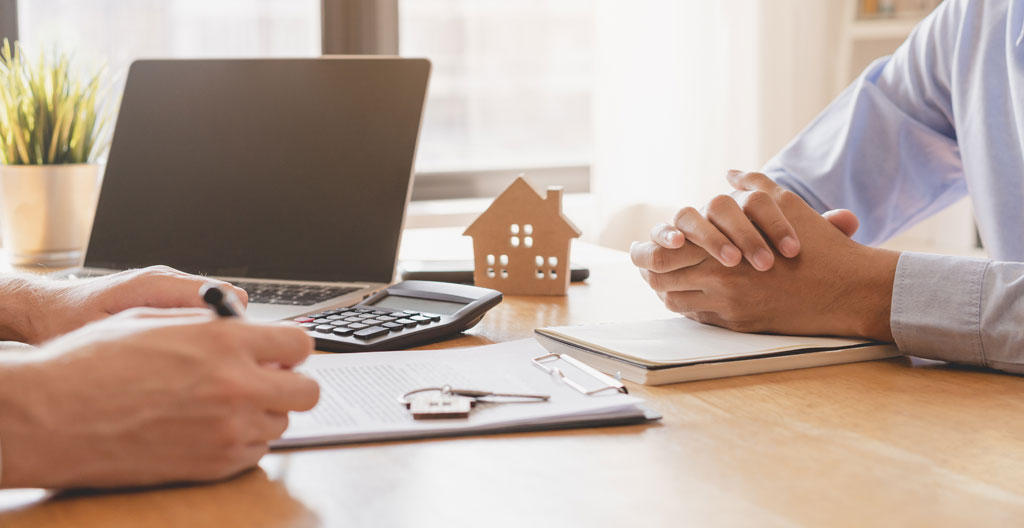 Conseiller en patrimoine analysant un dossier LMNP avec un investisseur
